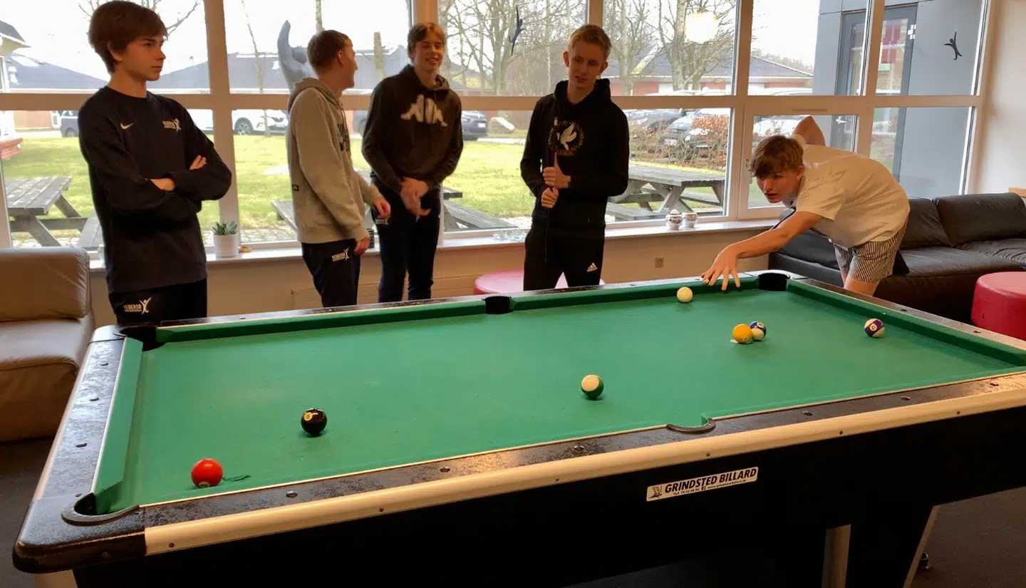 På få minutter er taskerne pakket ud og poolbordet kapret.