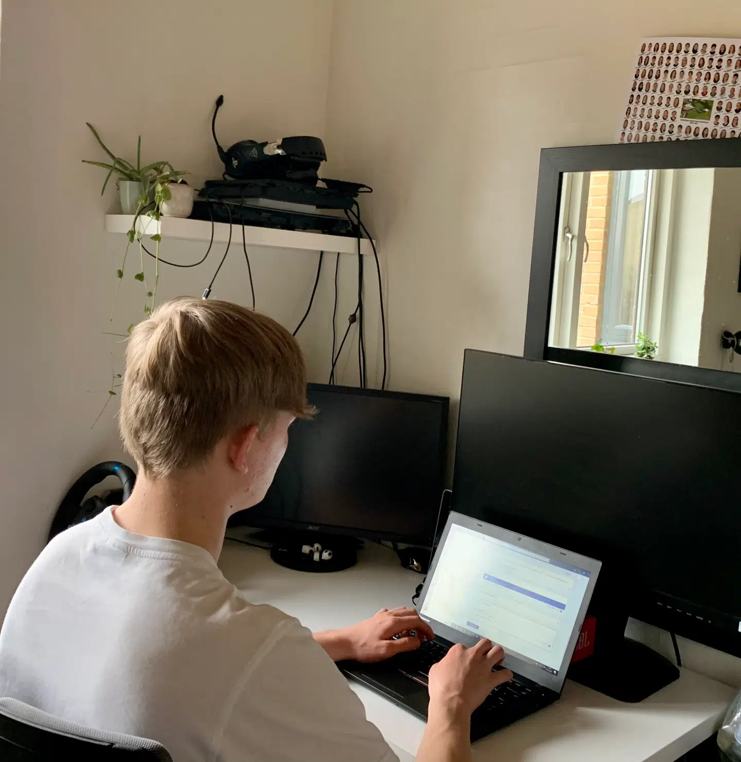 Over skrivebordet hjemme på værelset hænger et billede af alle de andre elever og lærer på efterskolen.