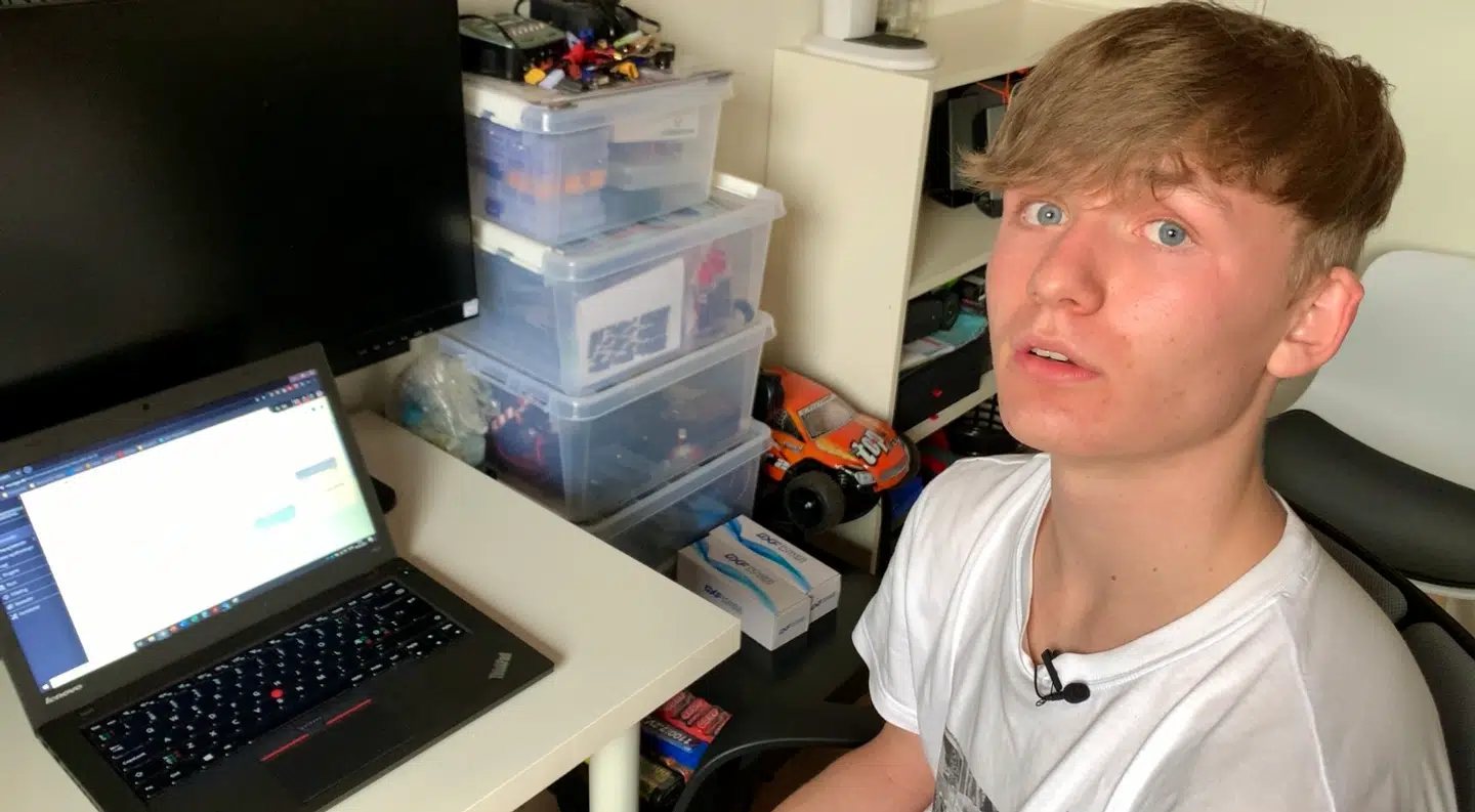 Alle de boglige timer er foregået ved skrivebordet på værelset. Lige pånær den første time - som regel engelsk - som oftest foregik i sengen.