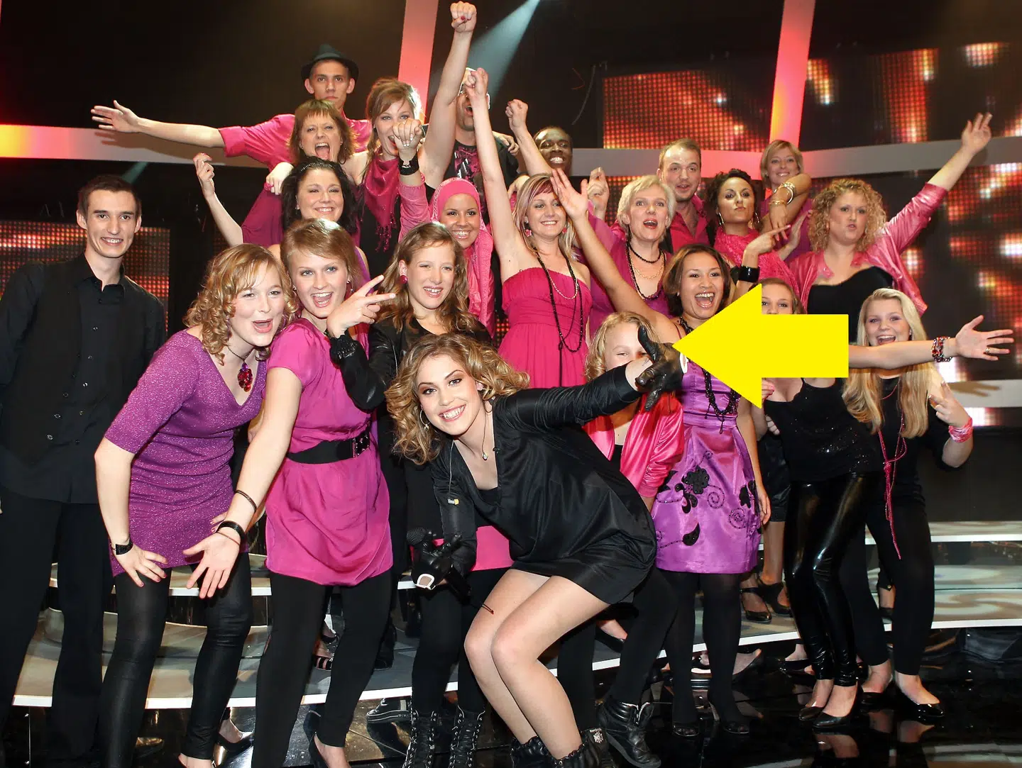 En 10-årig Nanna Olivia gemt bag Anna Davids venstre arm. TV 2 Allstars 2008.
