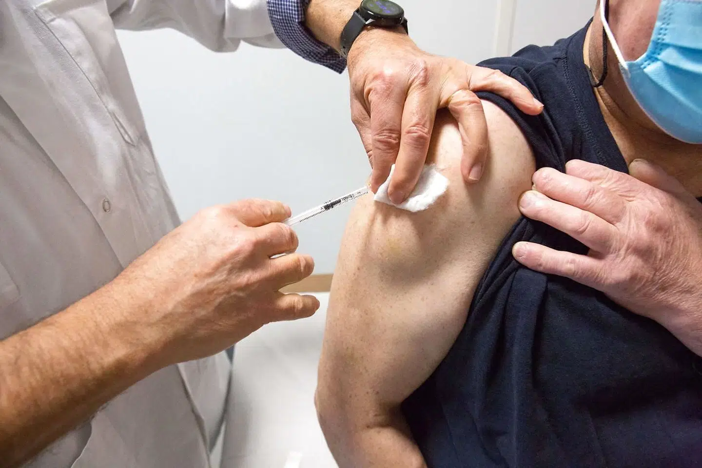 Ældre franske borgere skal nu også vaccineres med AstraZeneca.