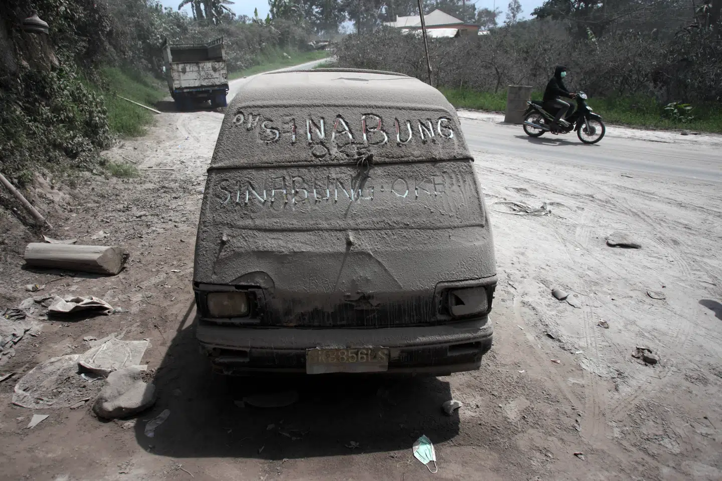 Navnet på vulkanen Sinabung er skrevet på frontruden af en bil, som blev dækket med aske ved et udbrud i 2014. Vulkanen sender tirsdag askeskyer kilometer op i luften. Binsar Bakkara/Ritzau Scanpix
