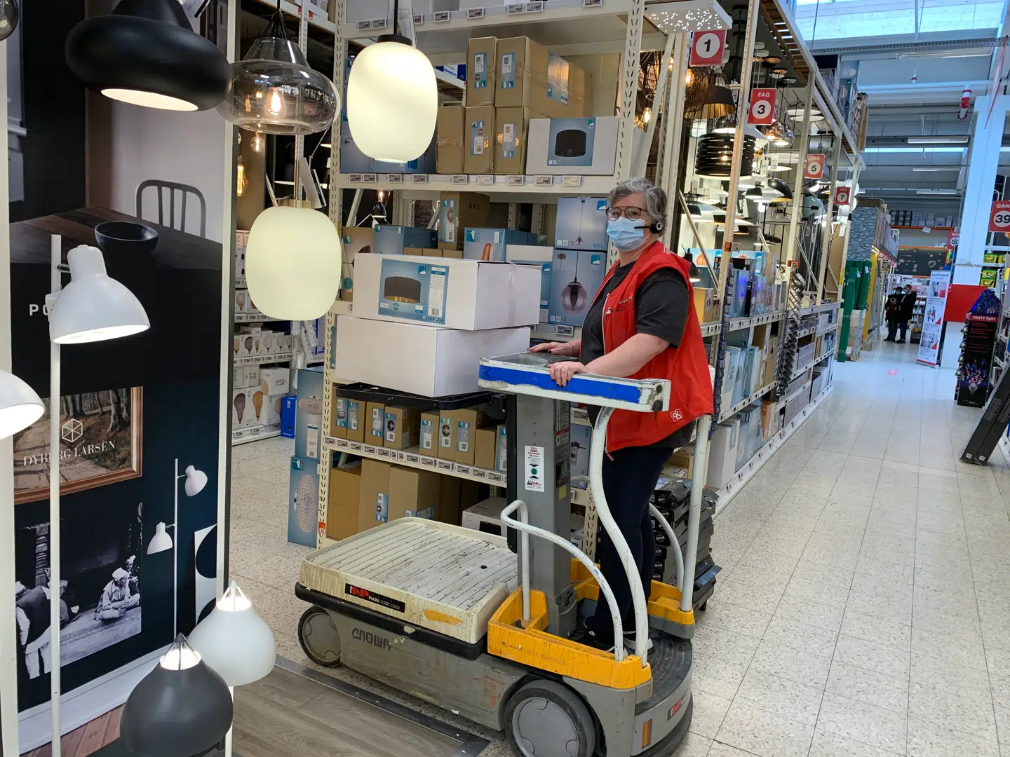 Salgsassistent i Bauhaus Lone Godske glæder sig over, at der endelig kan komme kunder i butikken igen. Selv om det kun er 39 ad gangen fordelt på 10.000 kvadratmeter.Foto: Jens Anton Havskov