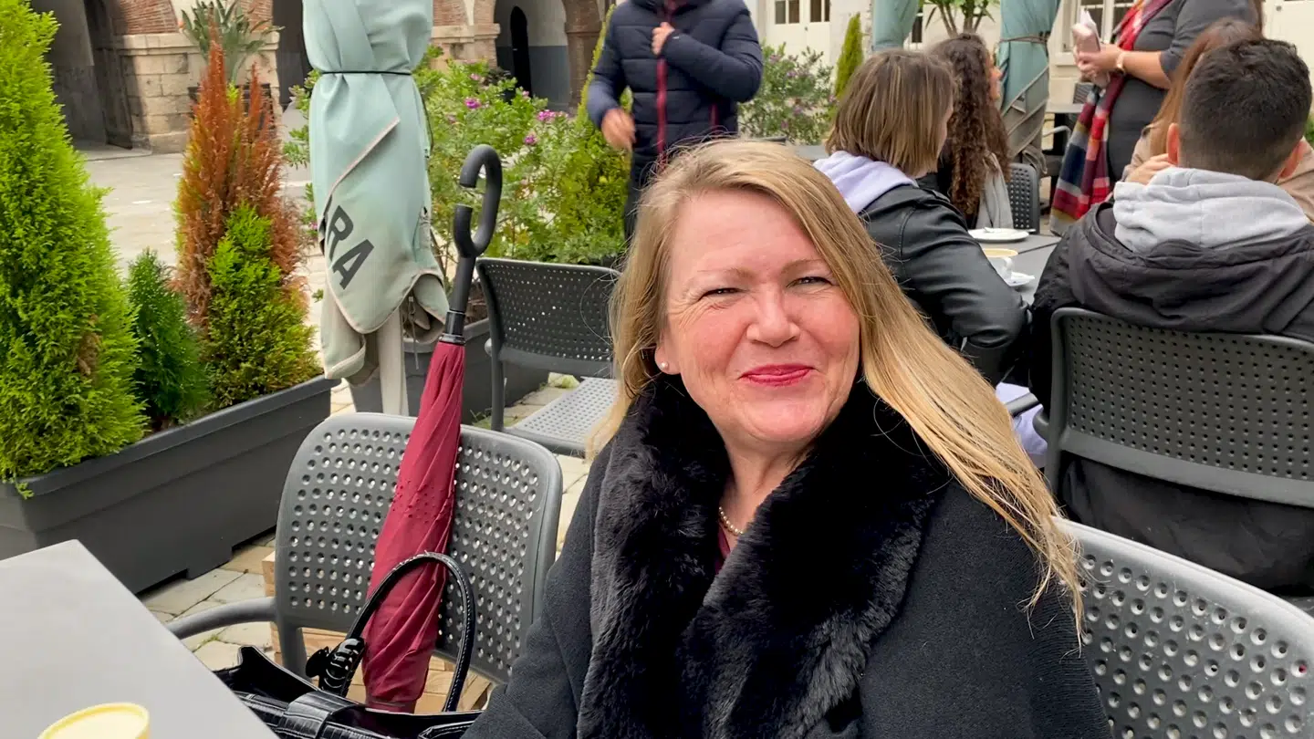 En kvinde i Gibraltar nyder, at hun igen kan komme på restaurant. Foto: Jakob Illeborg.