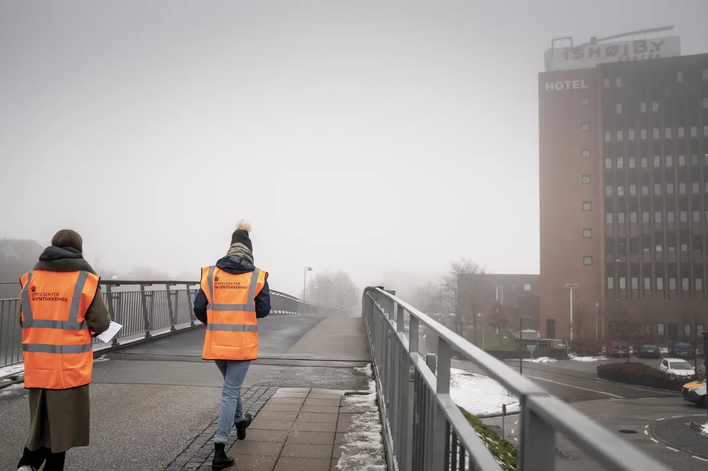 Folk fra Styrelsen For Patientsikkerhed går rundt omkring Ishøj Centret, onsdag den 17. februar 2021. Covid-19 smittetrykket er højt i Ishøj, i forhold til resten af landet. (Arkivfoto) Mads Claus Rasmussen/Ritzau Scanpix