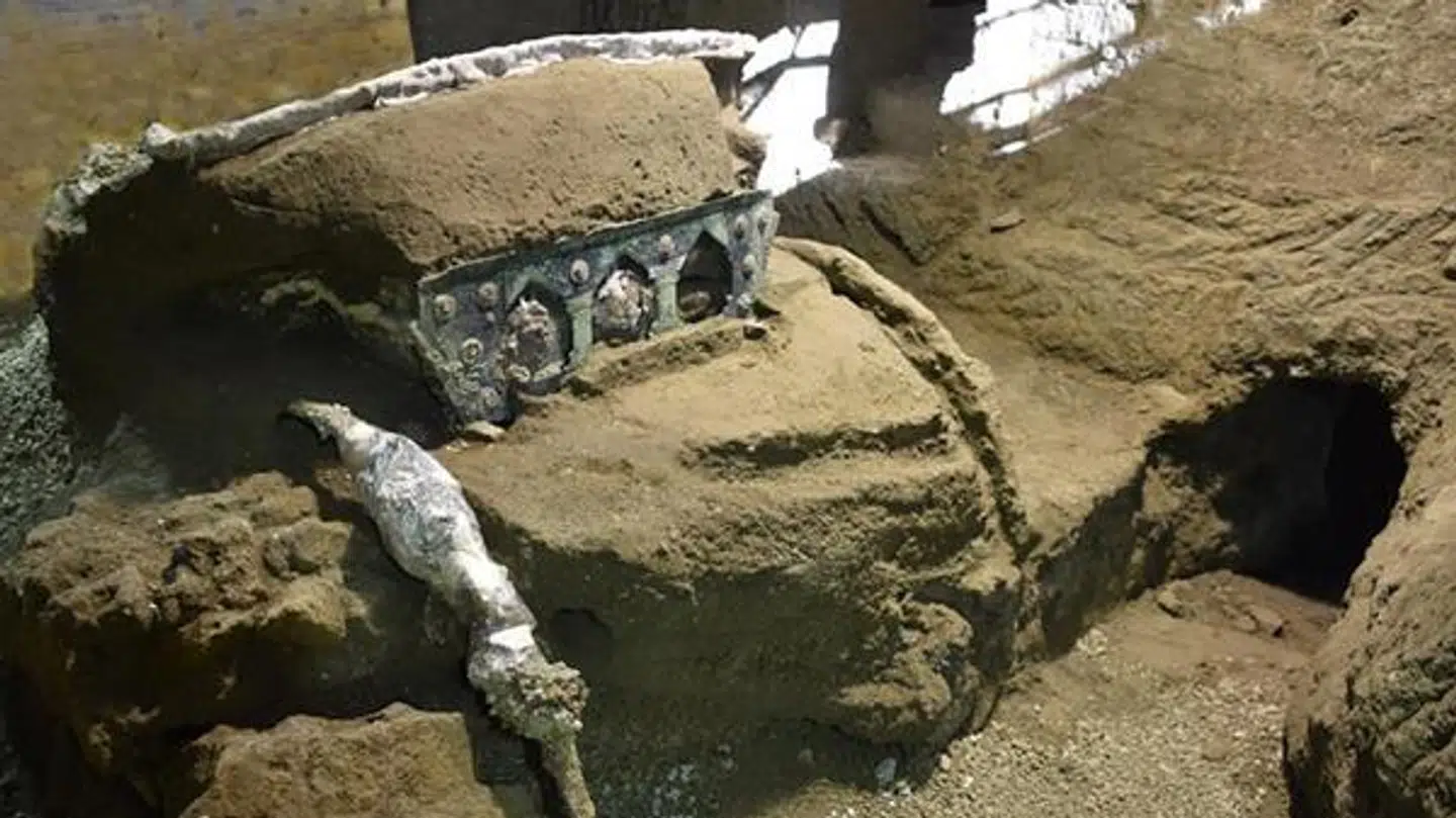 Arkæologer har udgravet en smuk paradevogn ved en villa lidt nord for Pompeji.