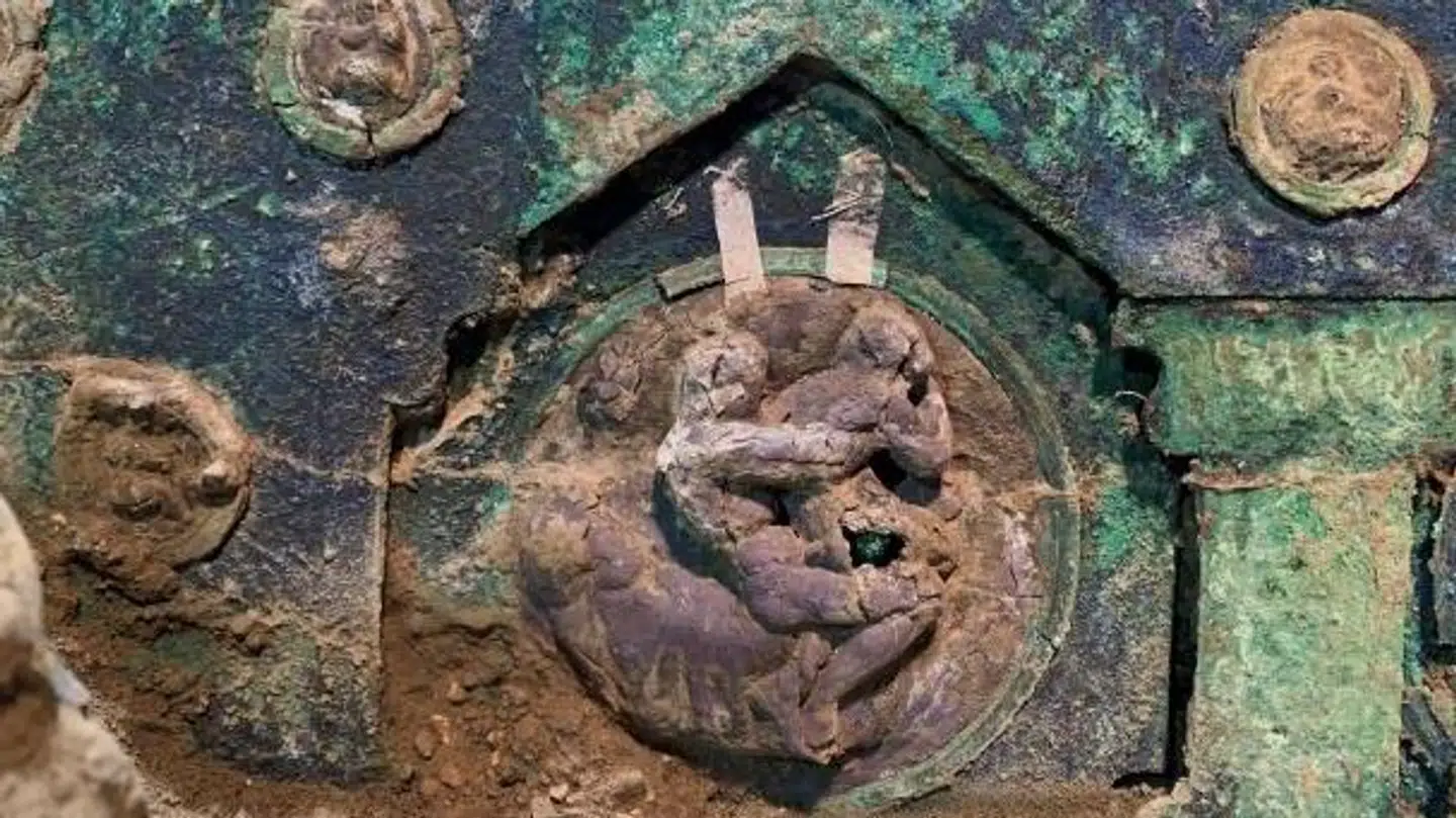 Der er endnu ikke udgivet en forskningsartikel om den festlige stridsvogn, men man skal ikke ligefrem have et trænet arkæologi-øje for at skimte, hvad der foregår her.