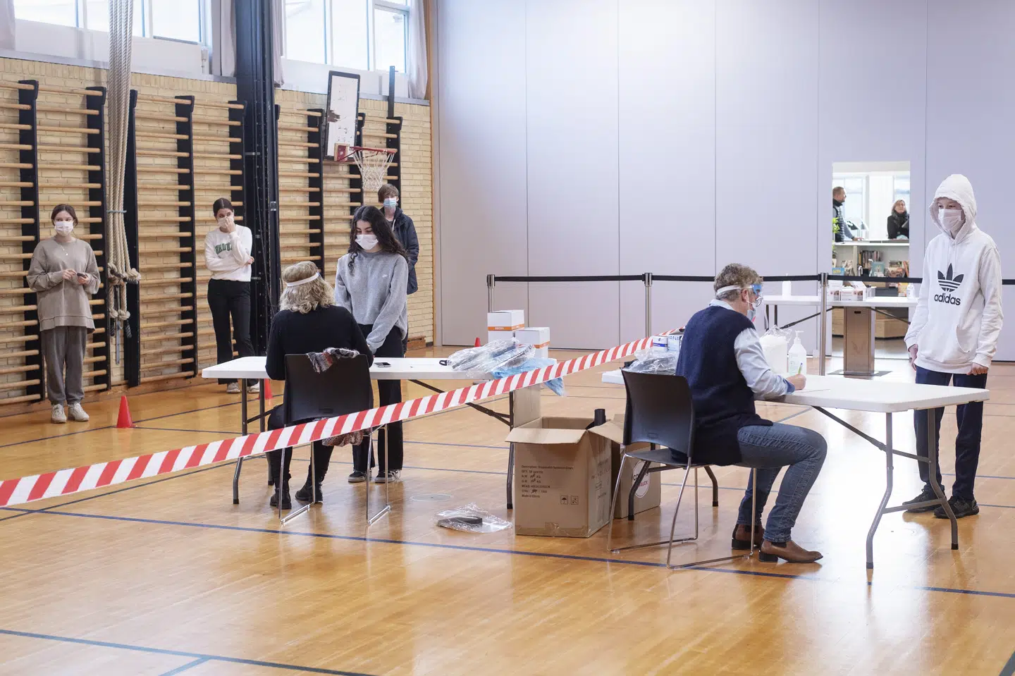 De ældste elever vendte mandag tilbage i skole på Dueholmskolen på Nykøbing Mors. I Nordjylland og Vestjylland genåbnede skolerne for de ældste elever efter nedlukning siden 21. december på grund af frygt for coronasmitte. 9.b skal, mandag og torsdag begynde skoledagen med en hurtigtest. Bo Amstrup/Ritzau Scanpix