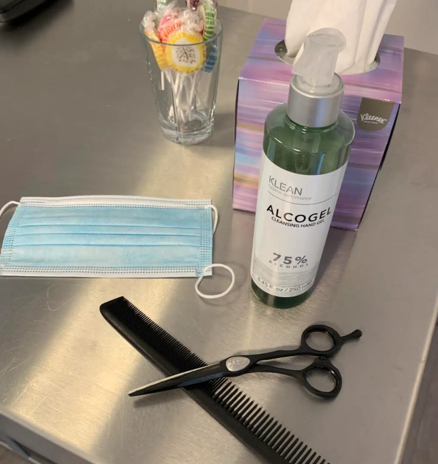 Mundbind er en del af frisørernes nye udstyr.