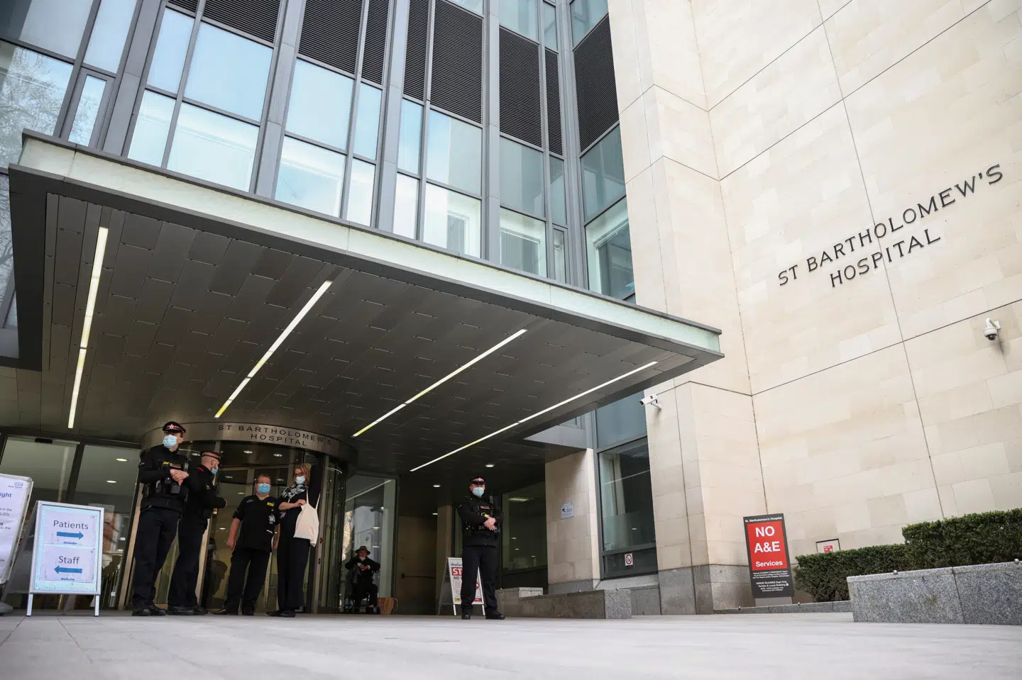 Storbritanniens prins Philip blev mandag overflyttet til St Bartholomew's Hospital i London. Henry Nicholls/Reuters