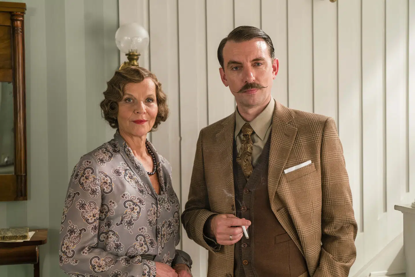 Grev Ditmar (Mads Wille (th.)) bliver i 'Badehotellet' tvunget af sin mor (Benedikte Hansen (tv.)) til at gifte sig med sin kusine Mitzi.