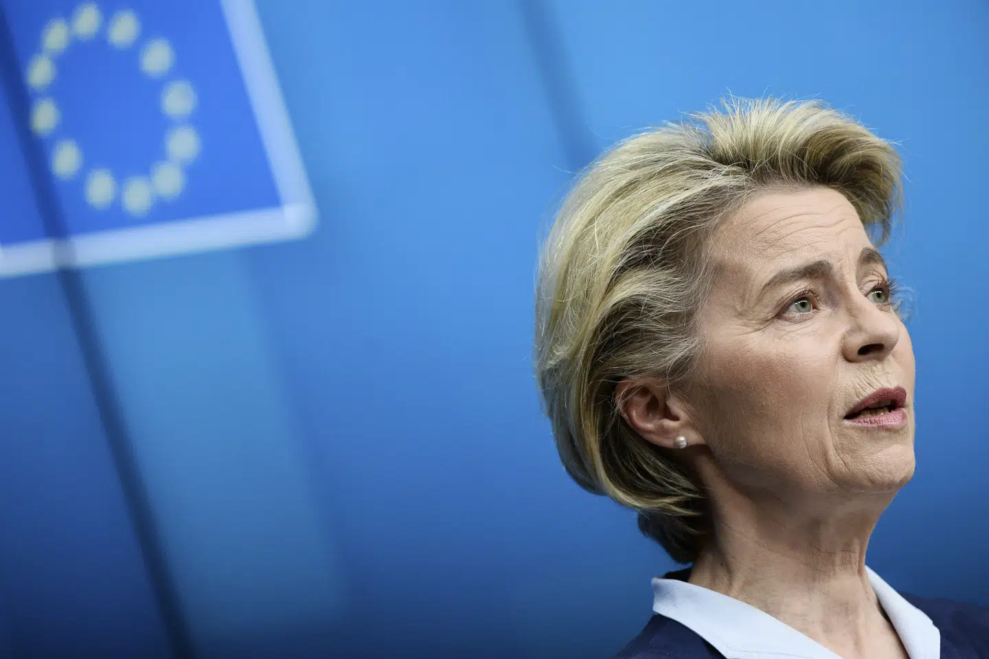 EU-Kommissionen forbereder lovudspil om corona-vaccinepas i marts. Det oplyser kommissionsformand Ursula von der Leyen mandag. Kommissionen vil foreslå en lov, der indebærer indførelse af et vaccinepas, siger hun og henviser til, at mange håber, at der dermed kan blive åbnet op for rejser igen. Johanna Geron/Ritzau Scanpix