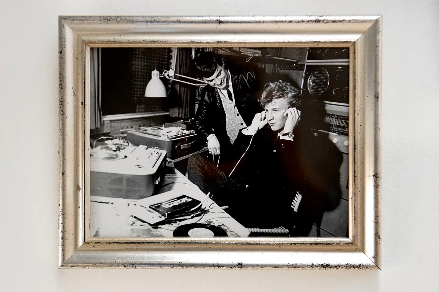 En ung Jørgen de Mylius i radiostudiet.