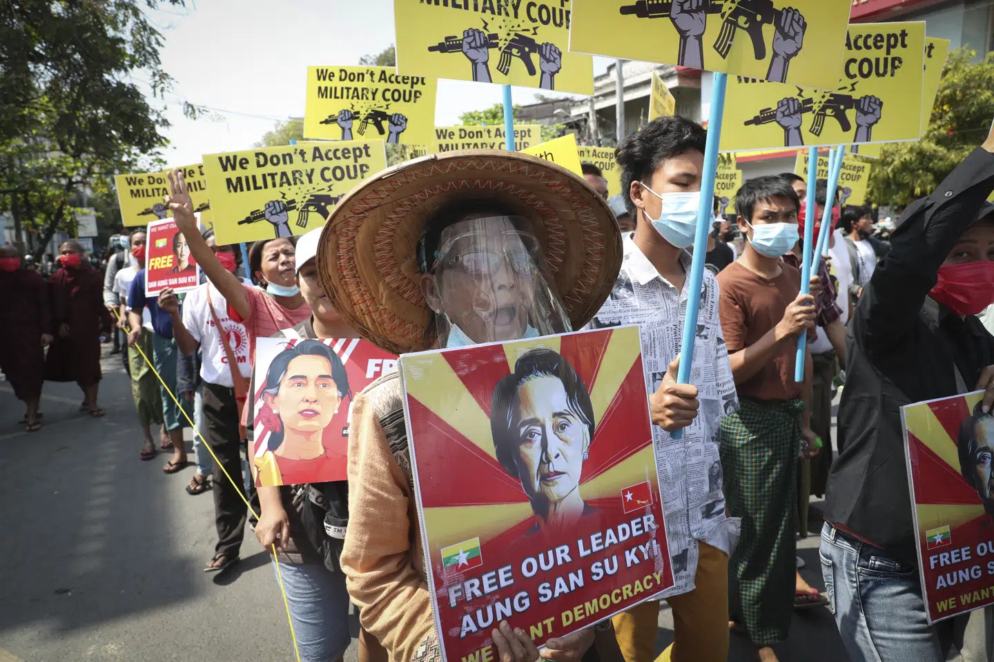 Demonstranter på gaden i Myanmar for at vise deres utilfredshed med militærets kup. Billedet er taget mandag, hvor Myanmars afsatte leder, Aung San Suu Kyi, blev stillet for retten for første gang siden kuppet. Uncredited/Ritzau Scanpix
