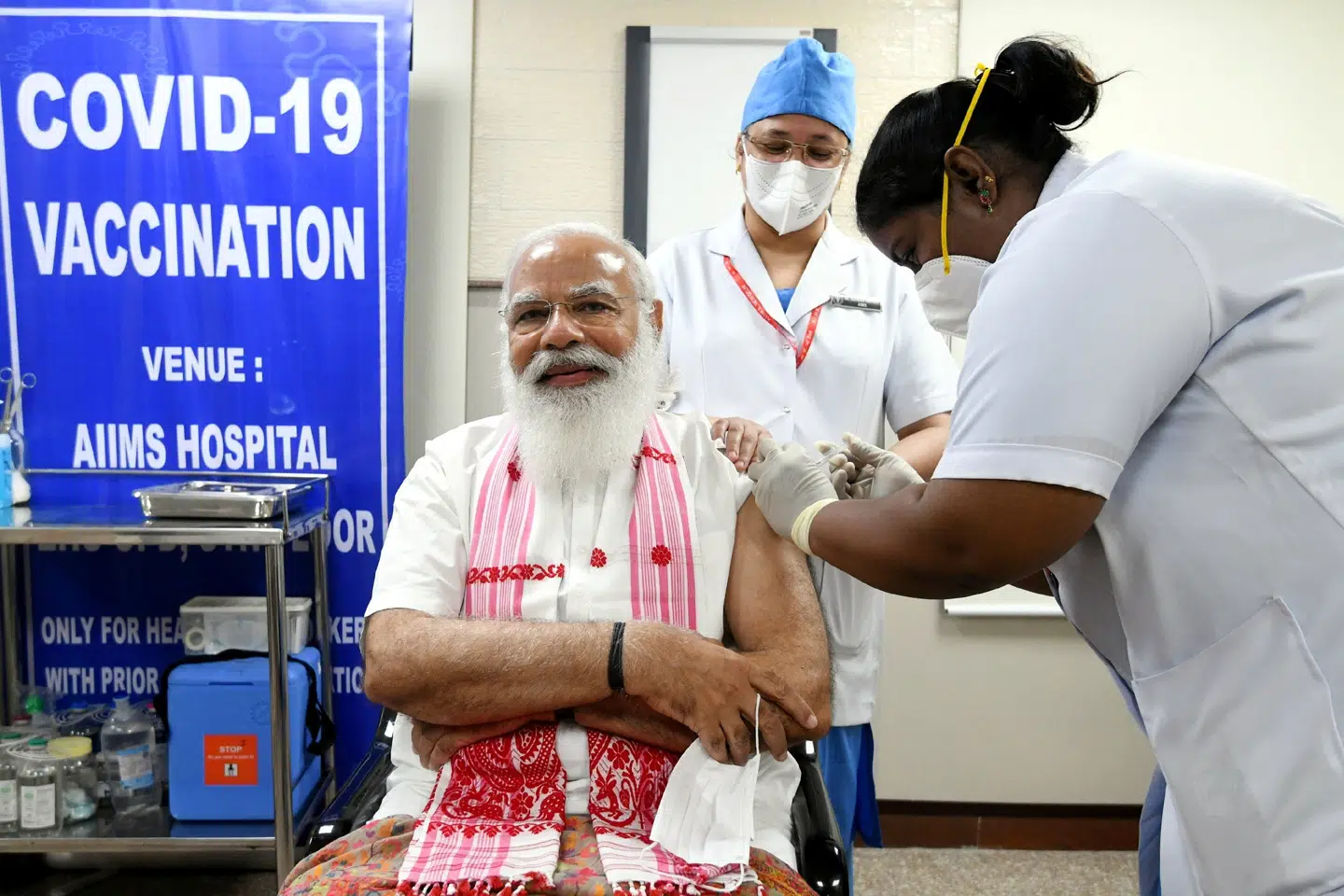Indiens premierminister, Narendra Modi, har fået sit første ud af to stik mod coronavirus med en lokalt udviklet vaccine som del af en udvidelse af landets vaccinationsprogram. Press Information Bureau/Reuters