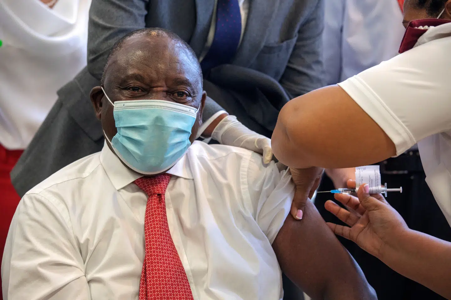 Sydafrikas præsident, Cyril Ramaphosa, kom søndag med en glædelig nyhed til landets befolkning, om at restriktioner indført for at bremse smittespredning bliver lempet. Ramaphosa ses her blive vaccineret mod covid-19 på et hospital nær Cape Town 17. februar. Pool/Reuters