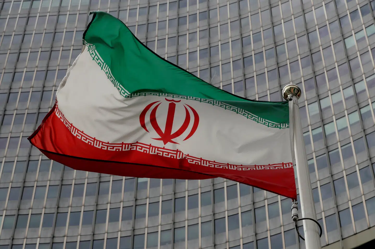 Irans flag ses her foran kontoret for Det Internationale Atomenergiagentur (IAEA). Iran har trukket sig længere væk fra IAEA blandt andet for at lægge pres på USA (Arkivfoto). Leonhard Foeger/Reuters