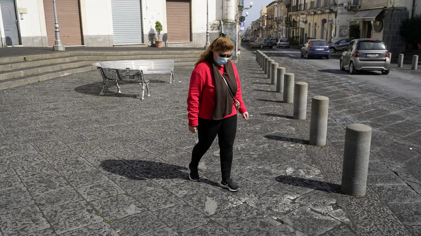 Her er gaden dækket i aske. 28. februar 2021. REUTERS.