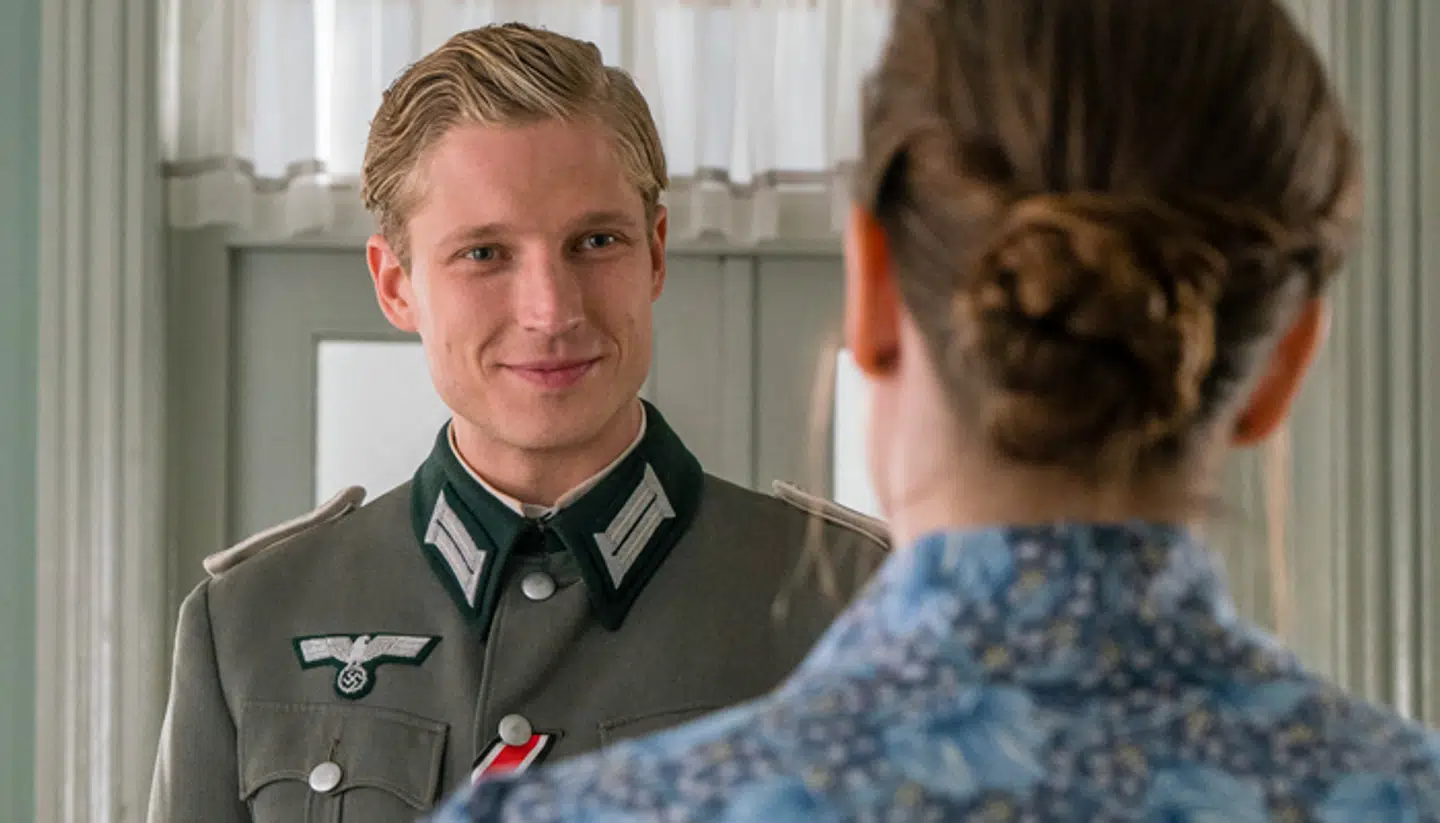 Anton Rubtsov over for Amalie Dollerup i 'Badehotellet'.