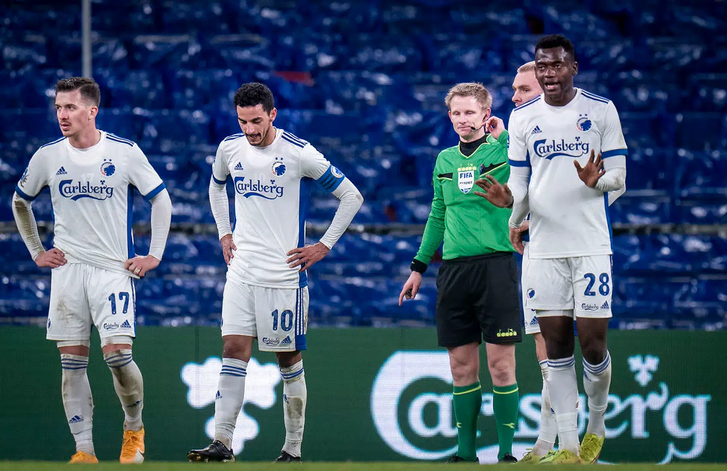 VAR i sidste sekund og dommeren dømmer straffespark til FCK under superligakampen mellem FCK - AGF i Parken søndag den 28 februar 2021.. (Foto: Liselotte Sabroe/Ritzau Scanpix)