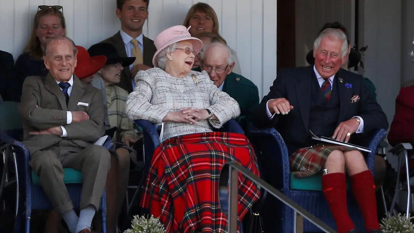 Prins Charles ses her med begge sine forældre, dronning Elizabeth og prins Philip.