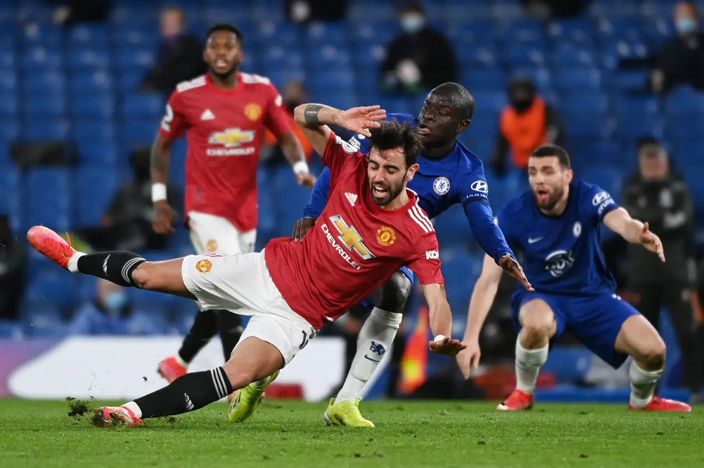 Manchester United-stjernen Bruno Fernandes havde det svært i søndagens kamp ude mod Chelsea og N'Golo Kante. Andy Rain/Reuters