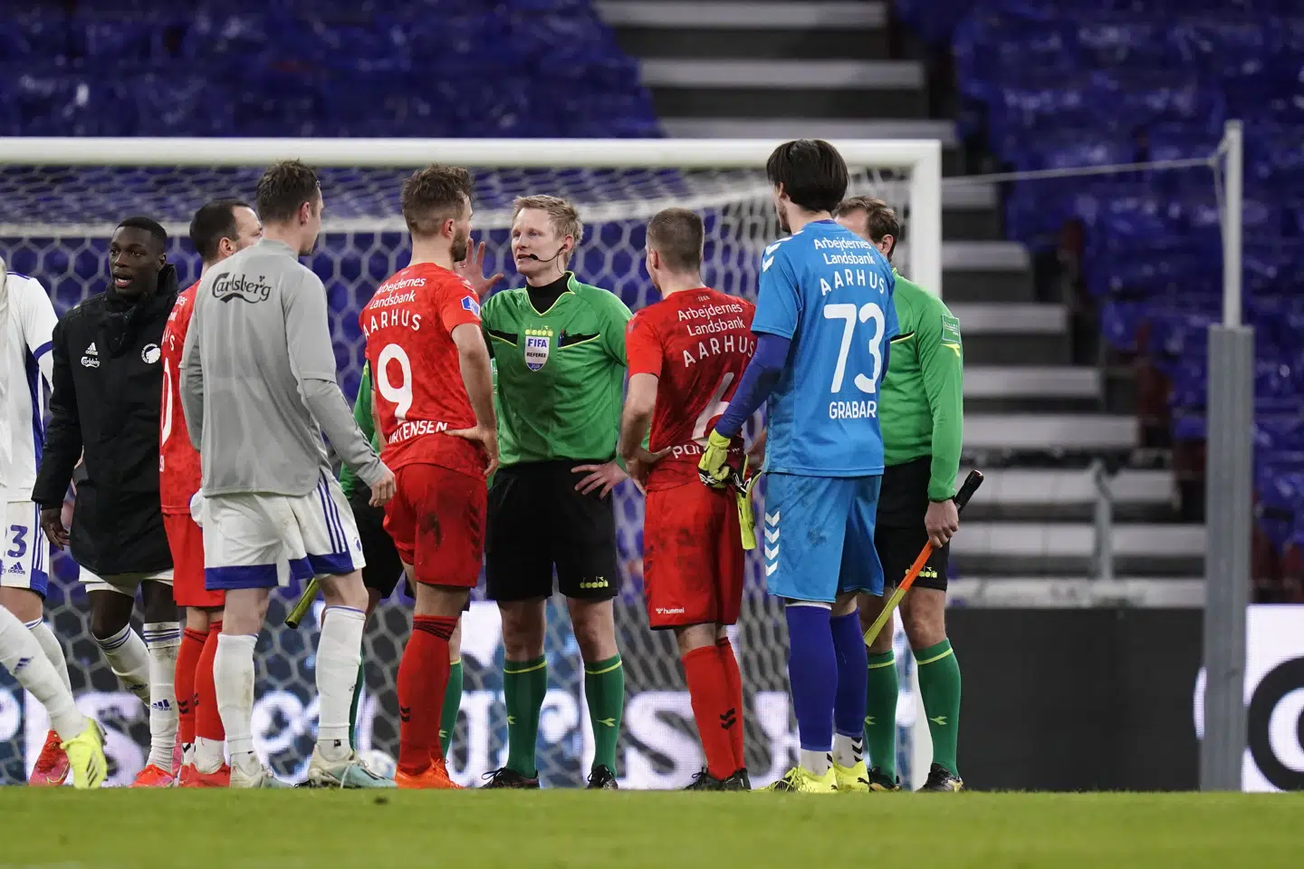 AGF-anfører Patrick Mortensen fik en snak med dommer Jørgen Daugbjerg Burchardt efter kampen. Liselotte Sabroe/Ritzau Scanpix