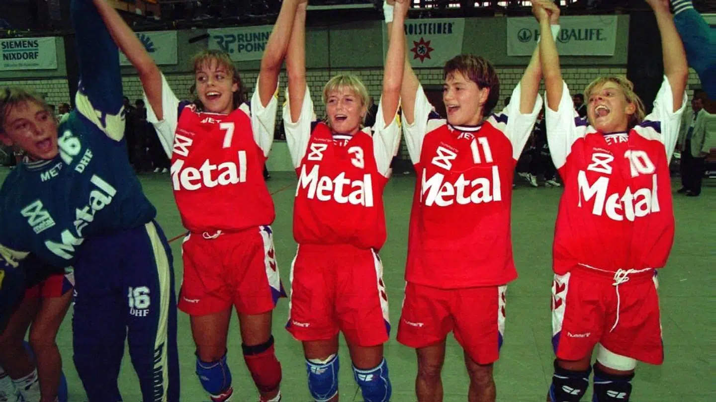 Susanne Munk Lauridsen (i dag Wilbek, red.), Anja Byrial Hansen, Rikke Solberg, Anja Andersen og Conny Hamann jubler.
