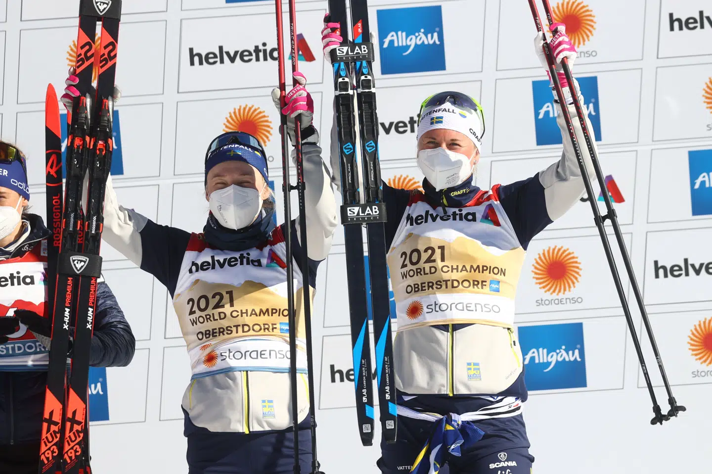 Jonna Sundling og Maja Dahlqvist jubler på podiet efter VM-guldet blev sikret. Kai Pfaffenbach/Reuters