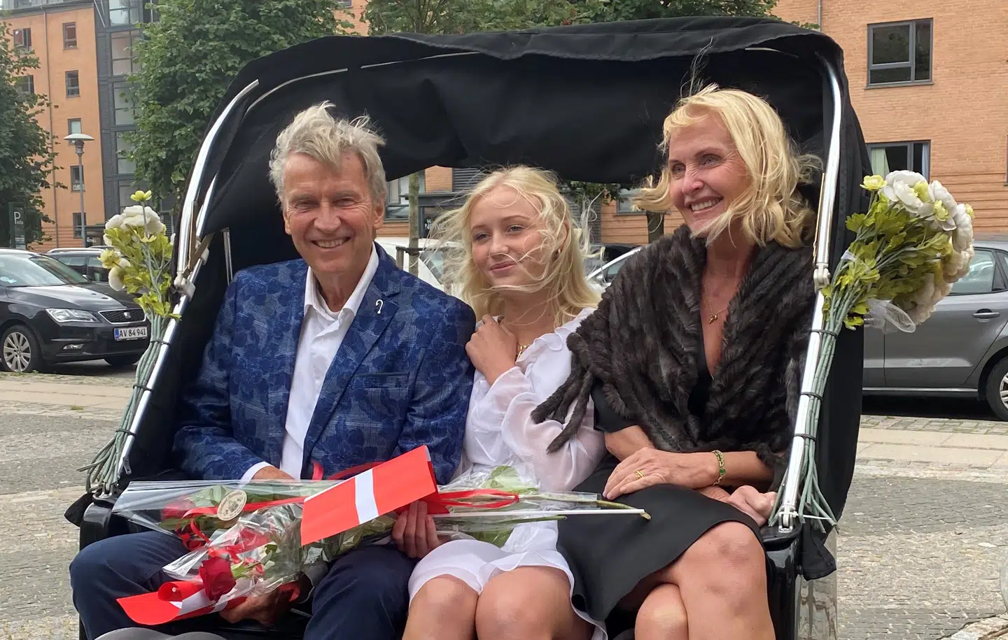 Jørgen og Inger de Mylius med deres yngste datter, Camill, da hun sidste sommer blev konfirmeret.