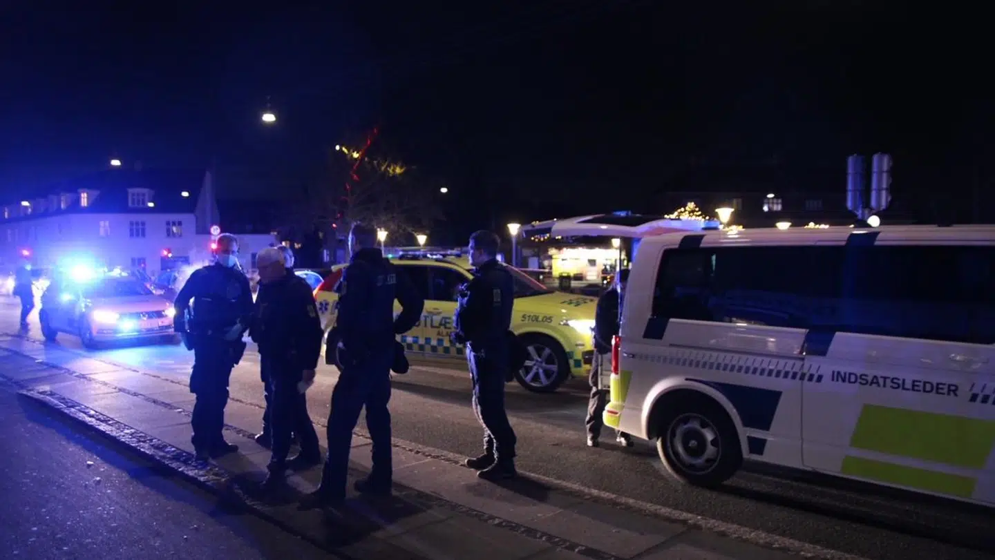 En mand blev lørdag aften stukket med kniv på Husum Torv i København.