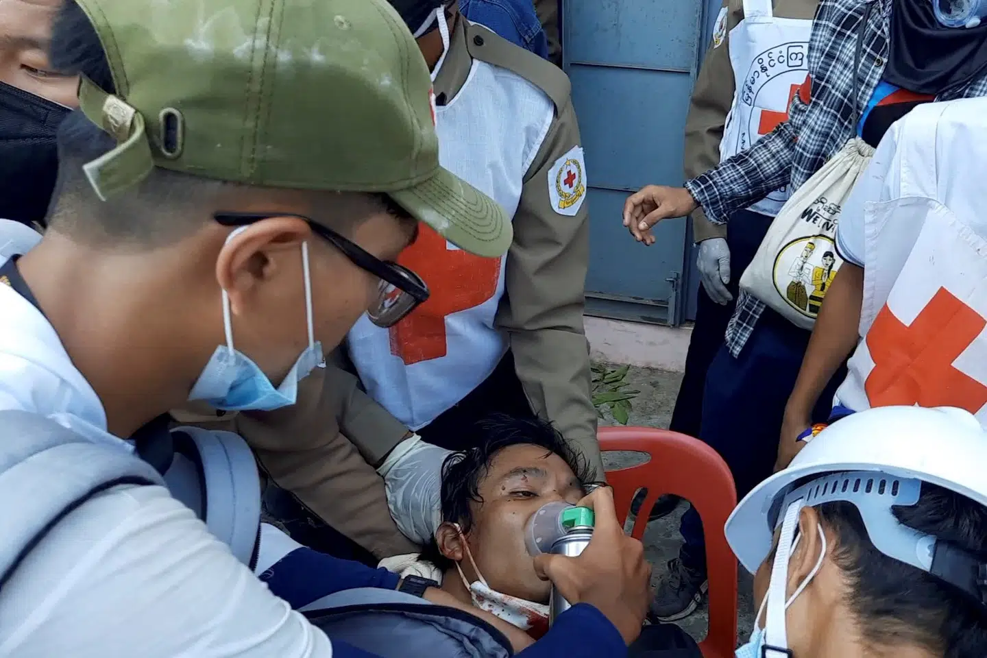 Læger forsøger at redde en demonstrant, som er blevet ramt af skud i Dawei i Myanmar søndag. Dakkhina Insight/Reuters