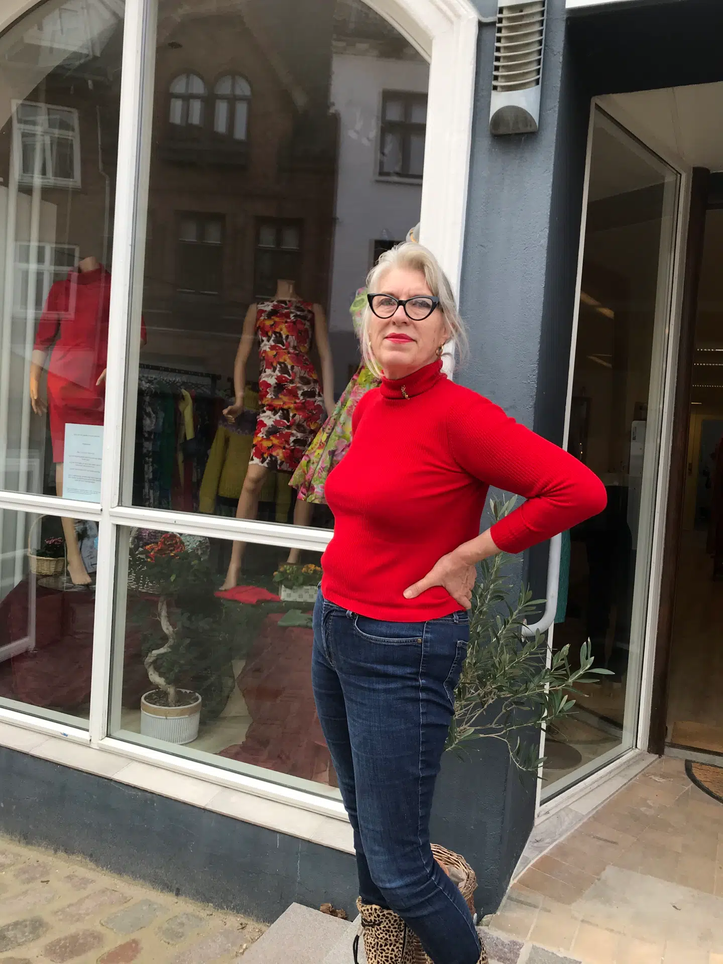 Kirsten Kytner foran sin butik, der åbner mandag