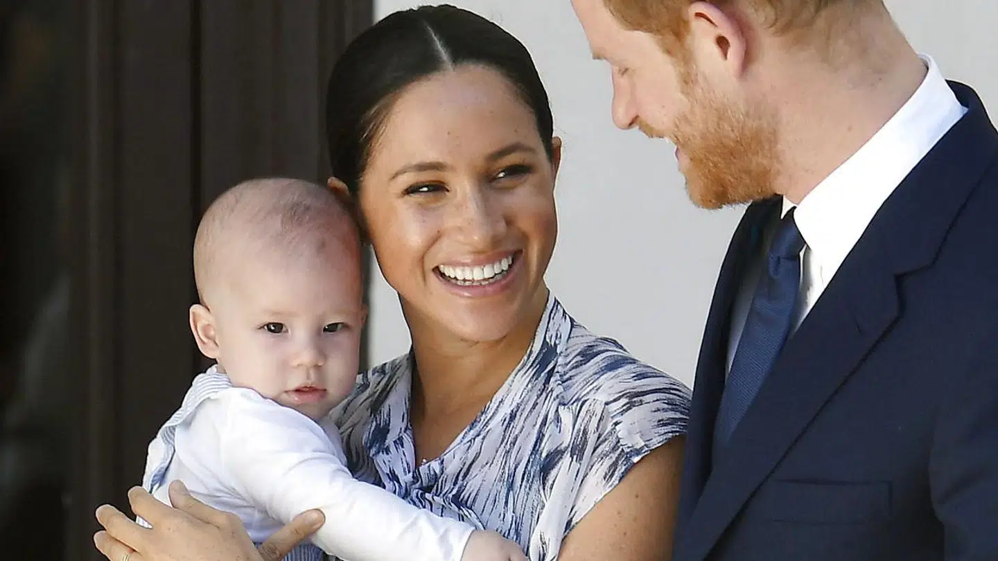 Prins Harry og hertuginde Meghan med deres søn, Archie.