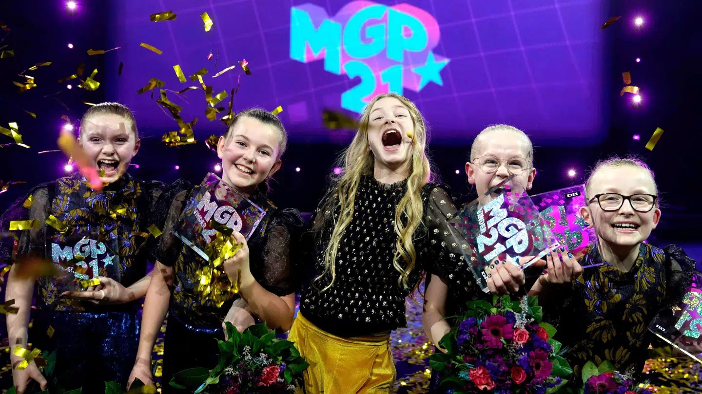 Emilie og hendes dansere jubler over sejren ved MGP 2021. Foto: DR/Agnete Schlichtkrull