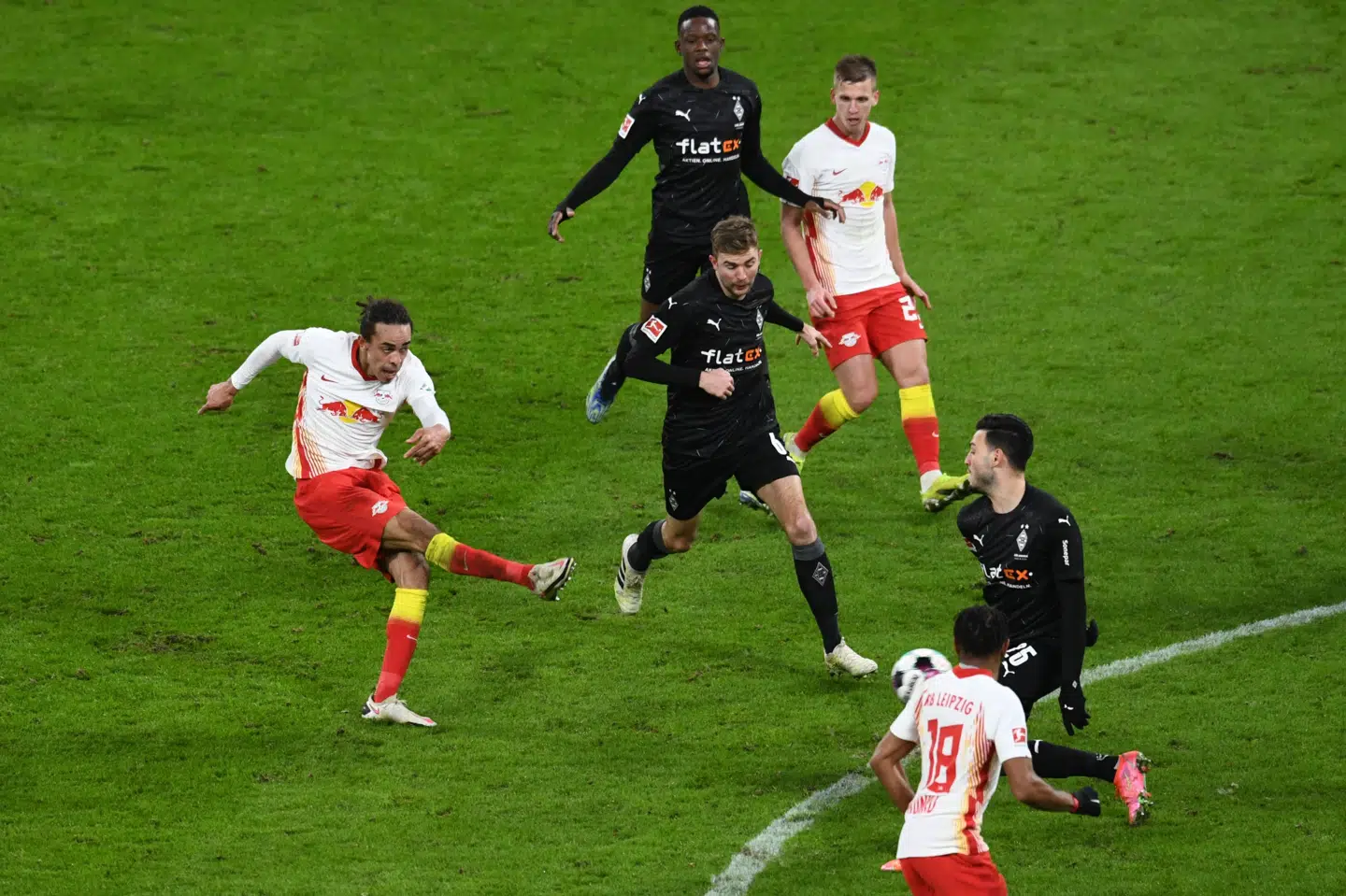 RB Leipzig-angriberen Yussuf Poulsen (til venstre) scorede holdets andet mål og udlignede til 2-2 mod Gladbach. Leipzig endte med at vinde kampen med 3-2. Annegret Hilse/Reuters