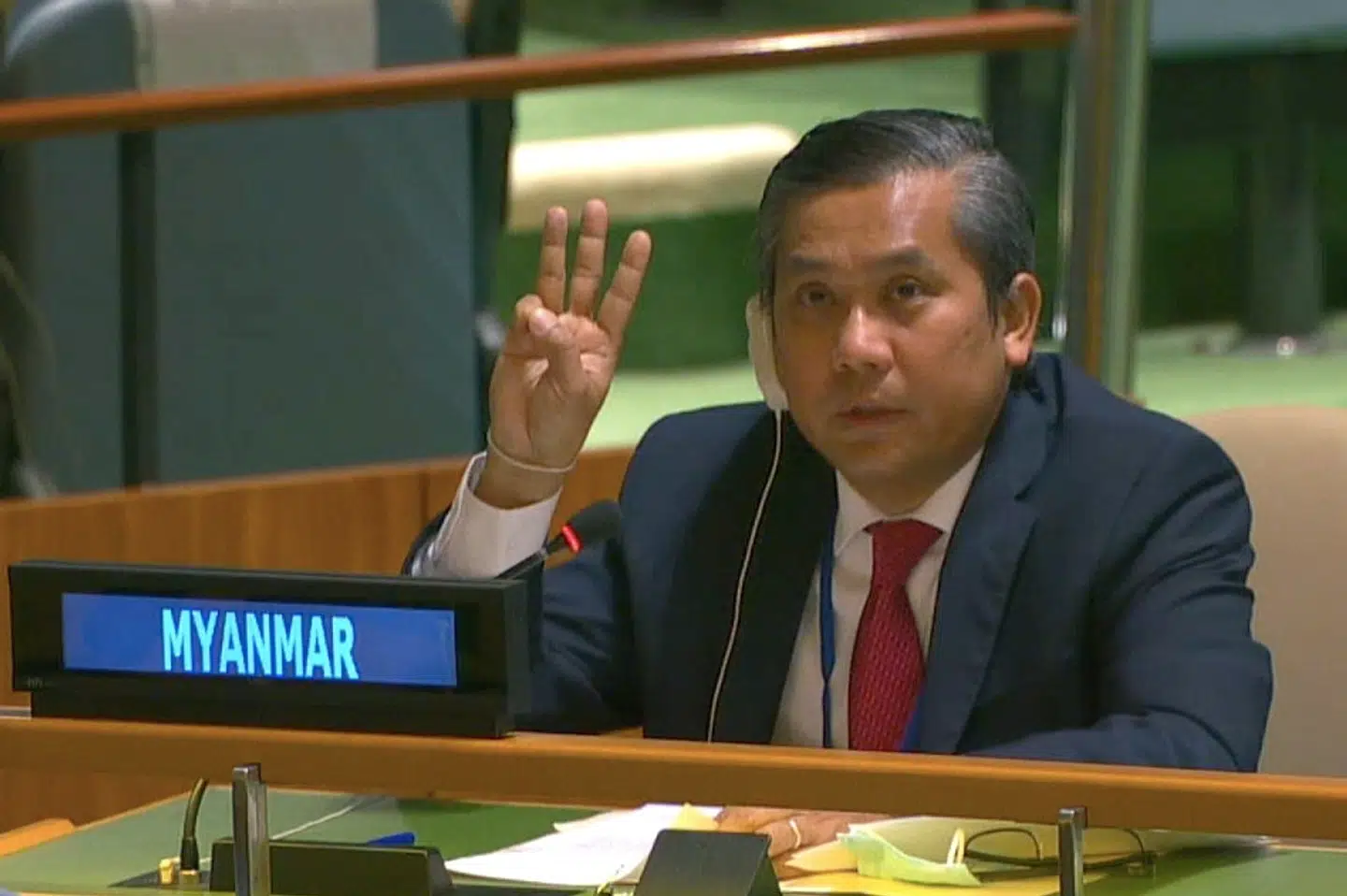 FN-ambassadør Kyaw Moe Tun holdt i forbindelse med sin tale fredag tre fingre op i luften. Det er et symbol, som flere folk har brugt under protester som følge af militærkuppet i Myanmar. United Nations Tv/Reuters