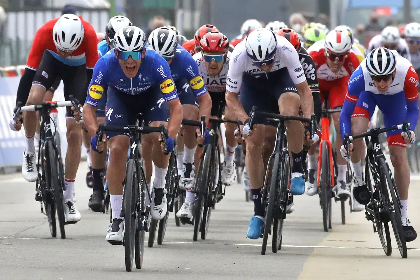 Davide Ballerini tog sejren i Omloop Het Nieuwsblad. Godt fire minutter senere kom debutanten Mathias Norsgaard i mål. Olivier Hoslet/Ritzau Scanpix