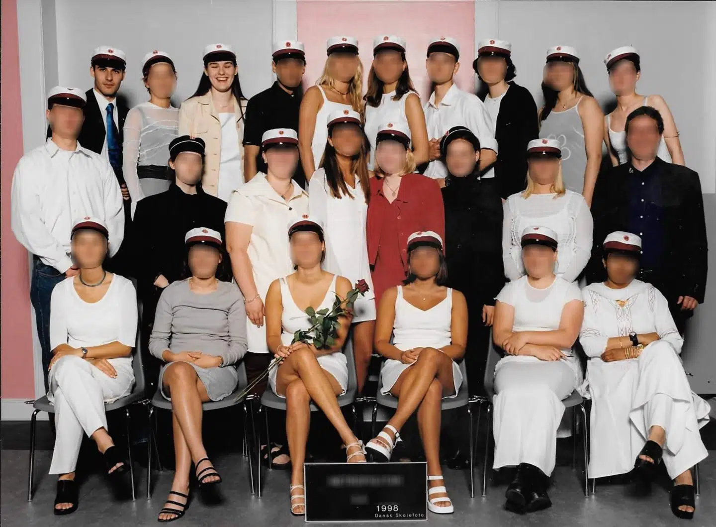 Her er Anne og Lars Aslans gymnasieklasse. Førstnævnte står helt oppe til venstre. Sidstnævnte to rækker længere henne.