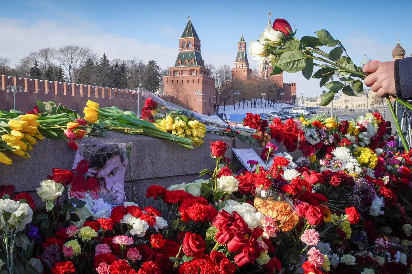 Både russiske demonstranter og vestlige diplomater lagde lørdag blomster på det sted, hvor Putin-kritikeren Boris Nemtsov blev skudt og dræbt nær Kreml. Tatyana Makejeva/Reuters