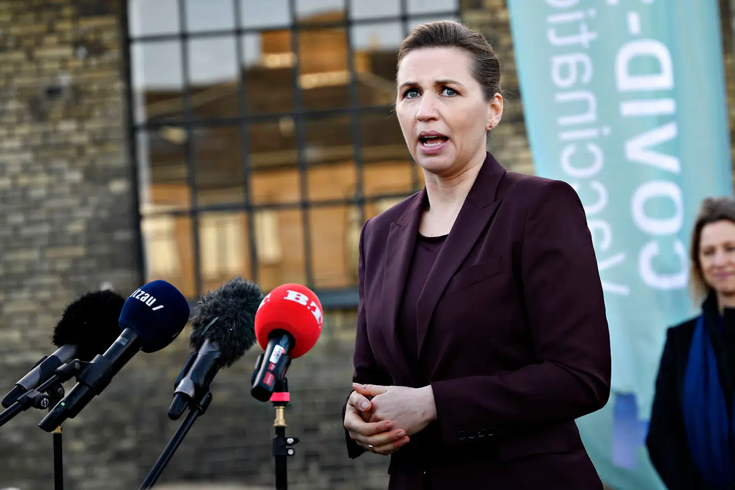 Statsminister Mette Frederiksen (S) og regionsrådsformand Sophie Hæstorp Andersen (S), da statsministeren holder doorstep, efter de er blevet vist rundt i vaccinationscenteret i Øksnehallen i København, fredag den 26. februar 2021. I løbet af fredagen forventes fem tusinde københavnere vaccineret i centeret. (Foto: Philip Davali/Ritzau Scanpix)