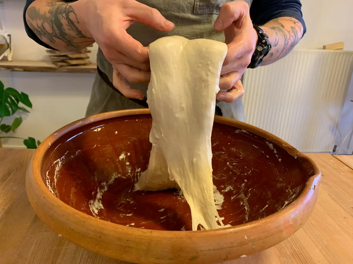 For Peter har det en terapeutisk effekt, når han har fingrene i dejen. Surdejen kom derfor også til at spille en stor rolle, da han skulle håndtere sin fars alvorlige sygdom.