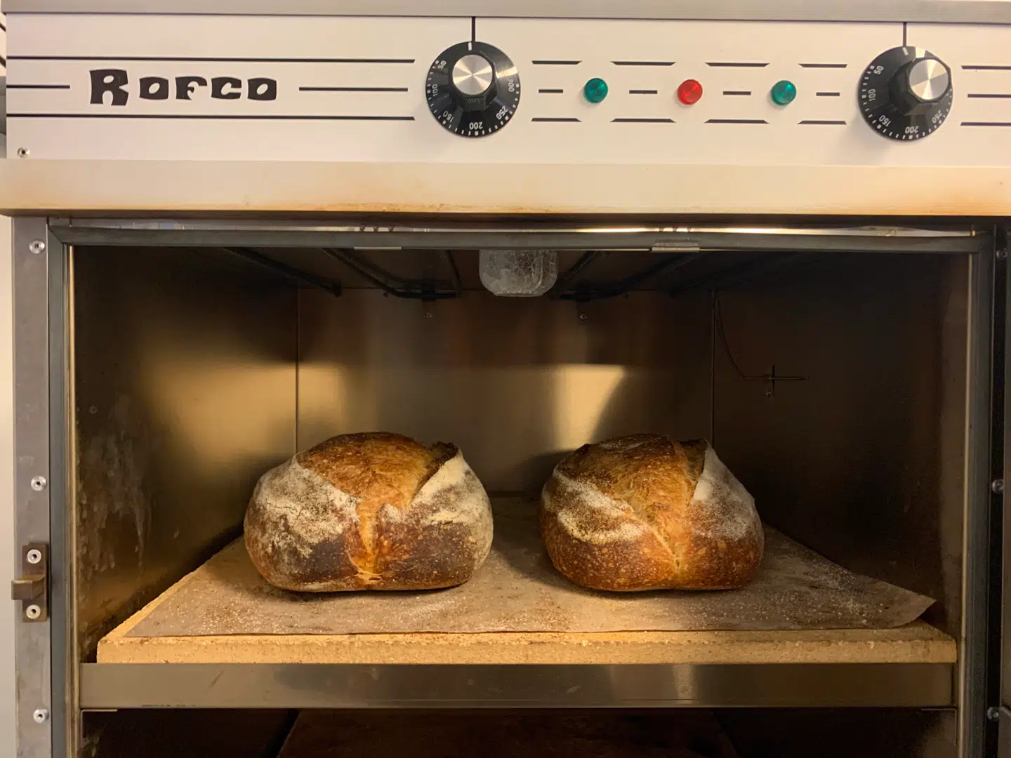 De har to små stenovne at bage i. Det sætter en naturlig begrænsning på, hvor meget de kan producere. Men de har heller ingen planer om at skulle være et monsterbageri.