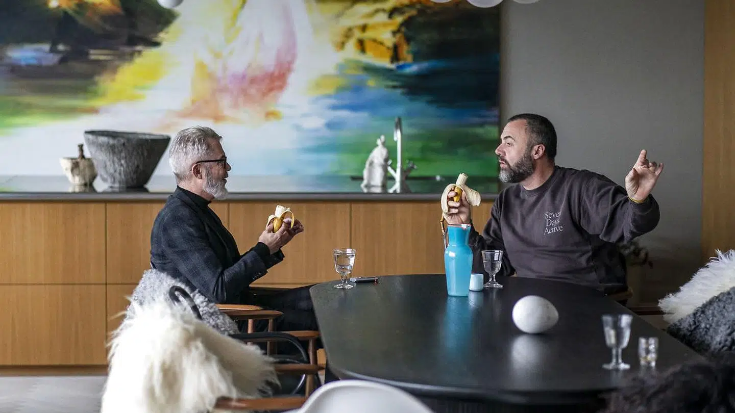 Bo Bech i samtale med Berlingskes Søren Frank under et interview i 2020. I baggrunden ses den specielle køkkenø.