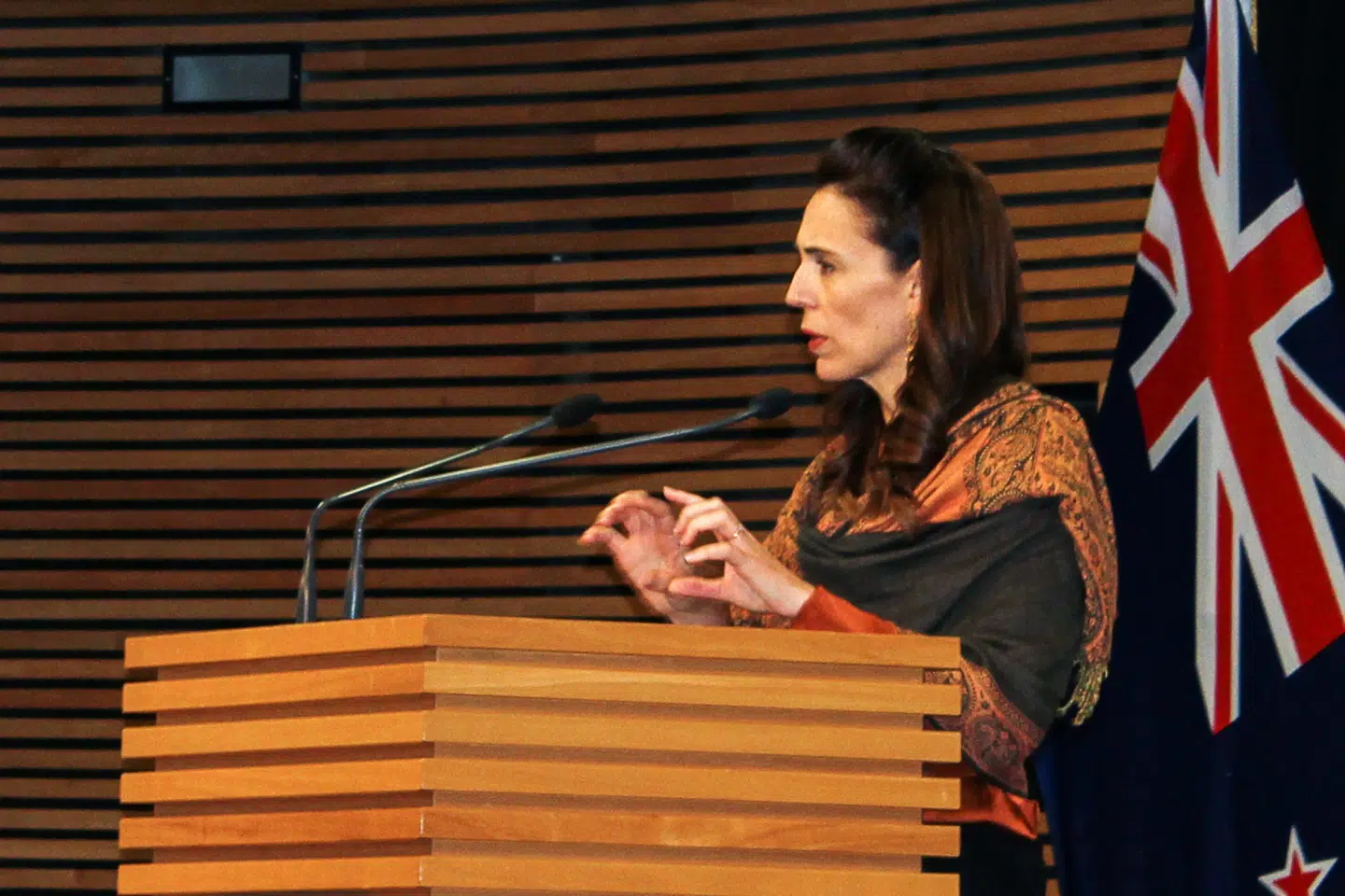 New Zealand lukker ned i den største by Auckland fra søndag, efter at der er registreret et ny tilfælde af covid-19, siger landets regeringsleder, Jacinda Ardern. Praveen Menon/Reuters