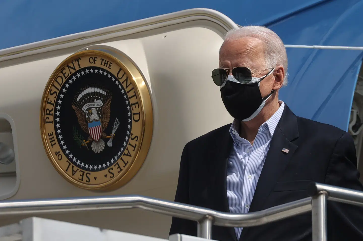 USAs præsident Joe Biden havde mundbind på, da han lørdag ankom til luftbasen Ellington i Texas. Jonathan Ernst/Reuters