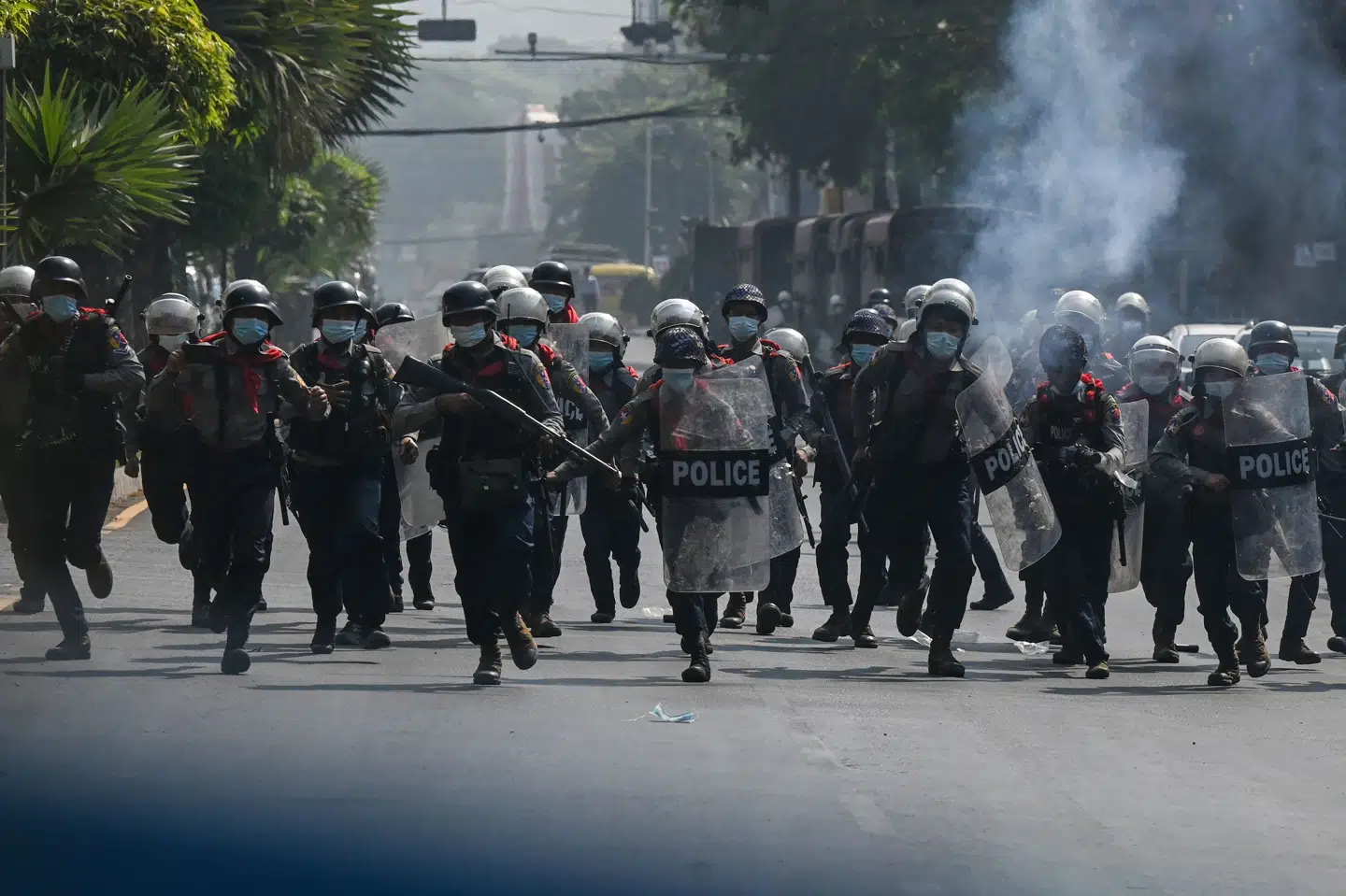 Kampklædte betjente er lørdag på gaden i Myanmars største by, Yangon. Ye Aung Thu/Ritzau Scanpix