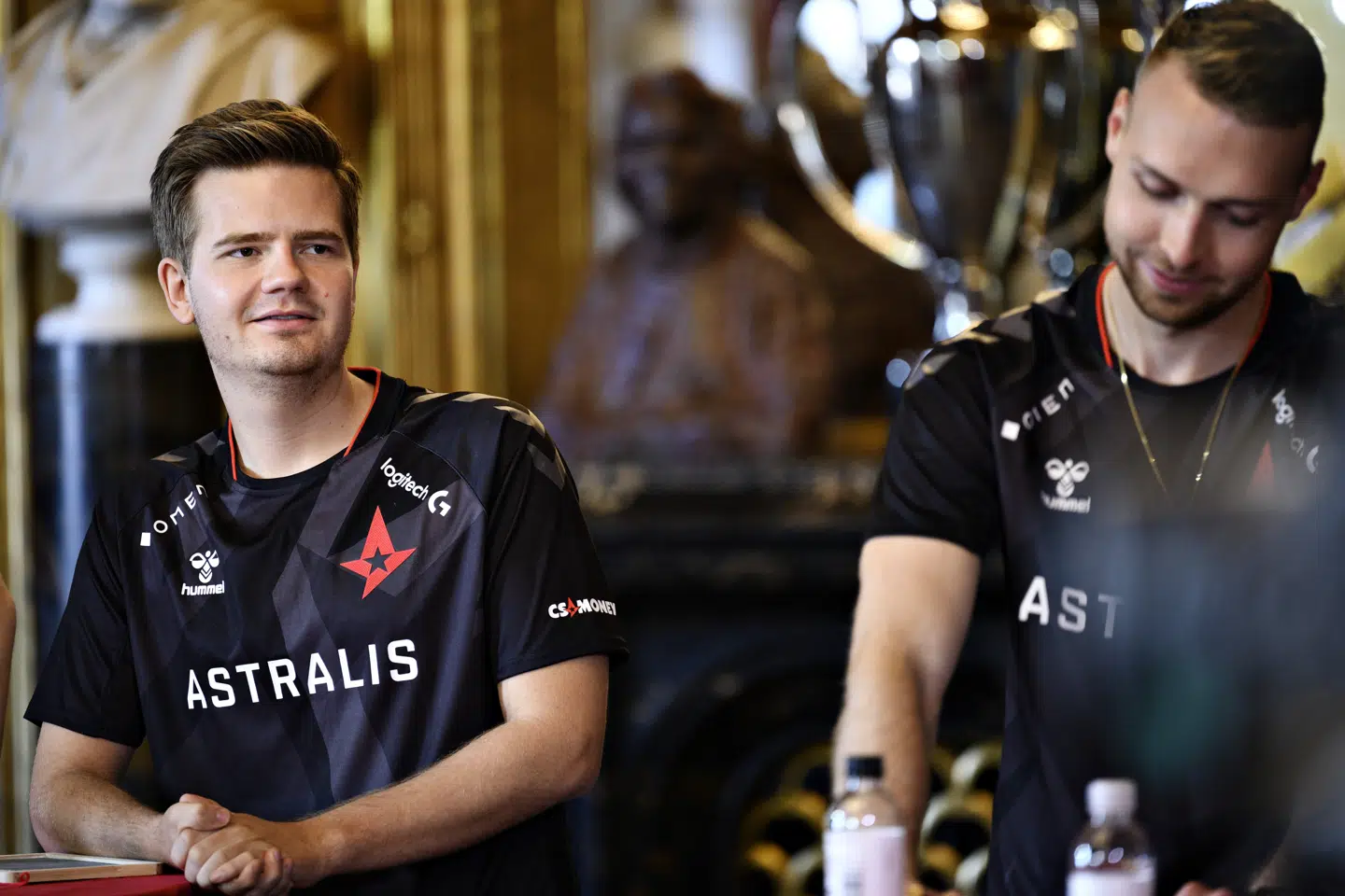 Peter 'Dupreeh' Rothmann Rasmussen (til venstre), Lukas 'Gla1ve' Egholm Rossander og resten af Astralis ligger nummer et på verdensranglisten. (Arkivfoto) Philip Davali/Ritzau Scanpix