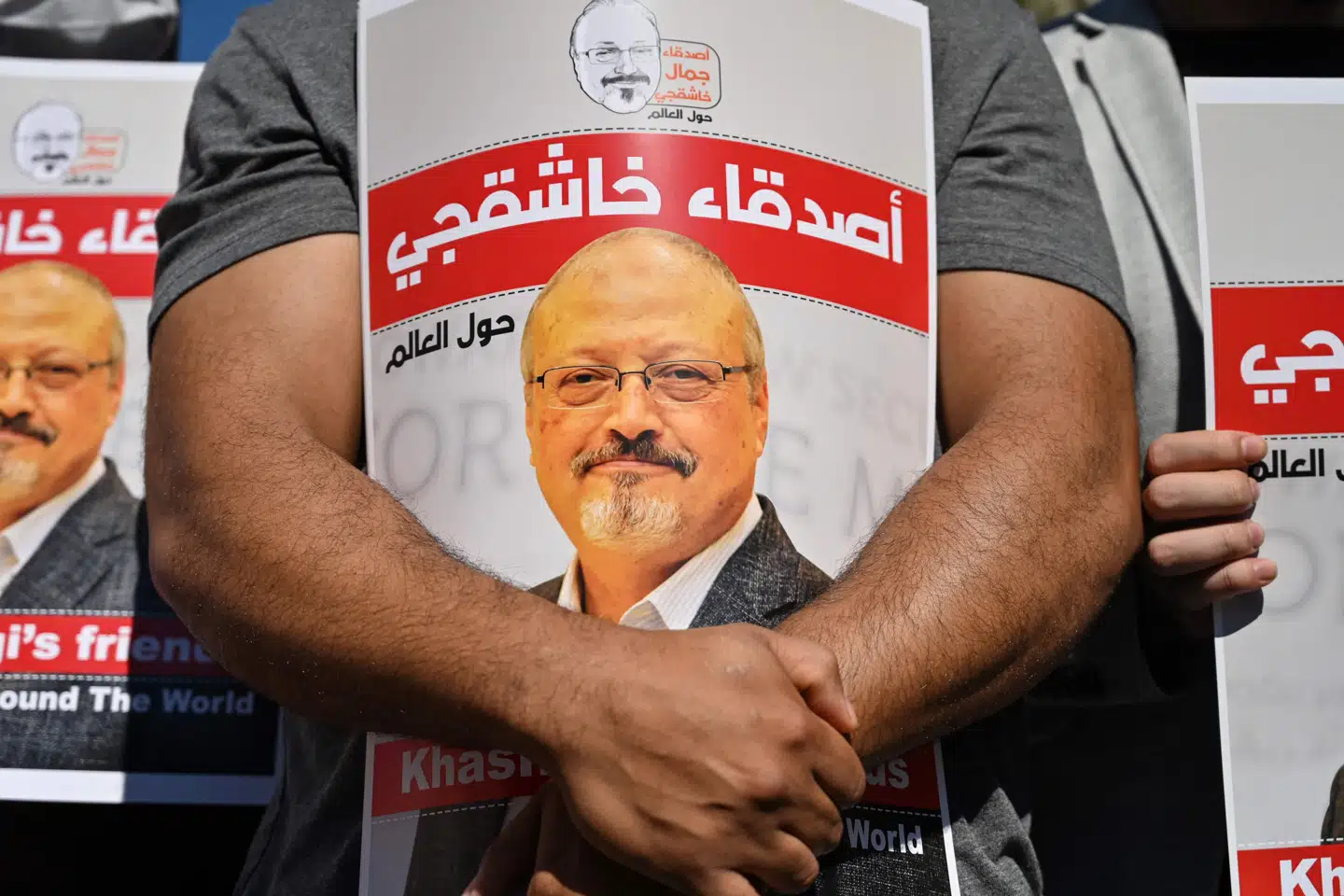 Venner af den dræbte journalist Jamal Khashoggi holdt plakater med hans portræt ved en mindestund foran det saudiarabiske konsulat i Istanbul den 2. oktober 2020, som var toårsdagen for Khashoggis død. Ozan Kose/Ritzau Scanpix