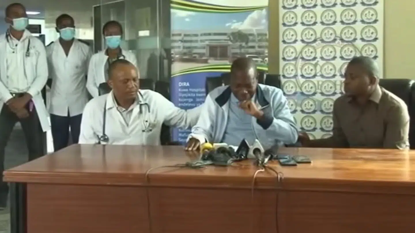 Philip Mpango blev også berørt ved pressemødet.